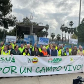 Los representantes de las principales organizaciones agrarias bloquean la entrada al Puerto de Sevilla Los representantes de las principales organizaciones agrarias bloquean la entrada al Puerto de Sevilla