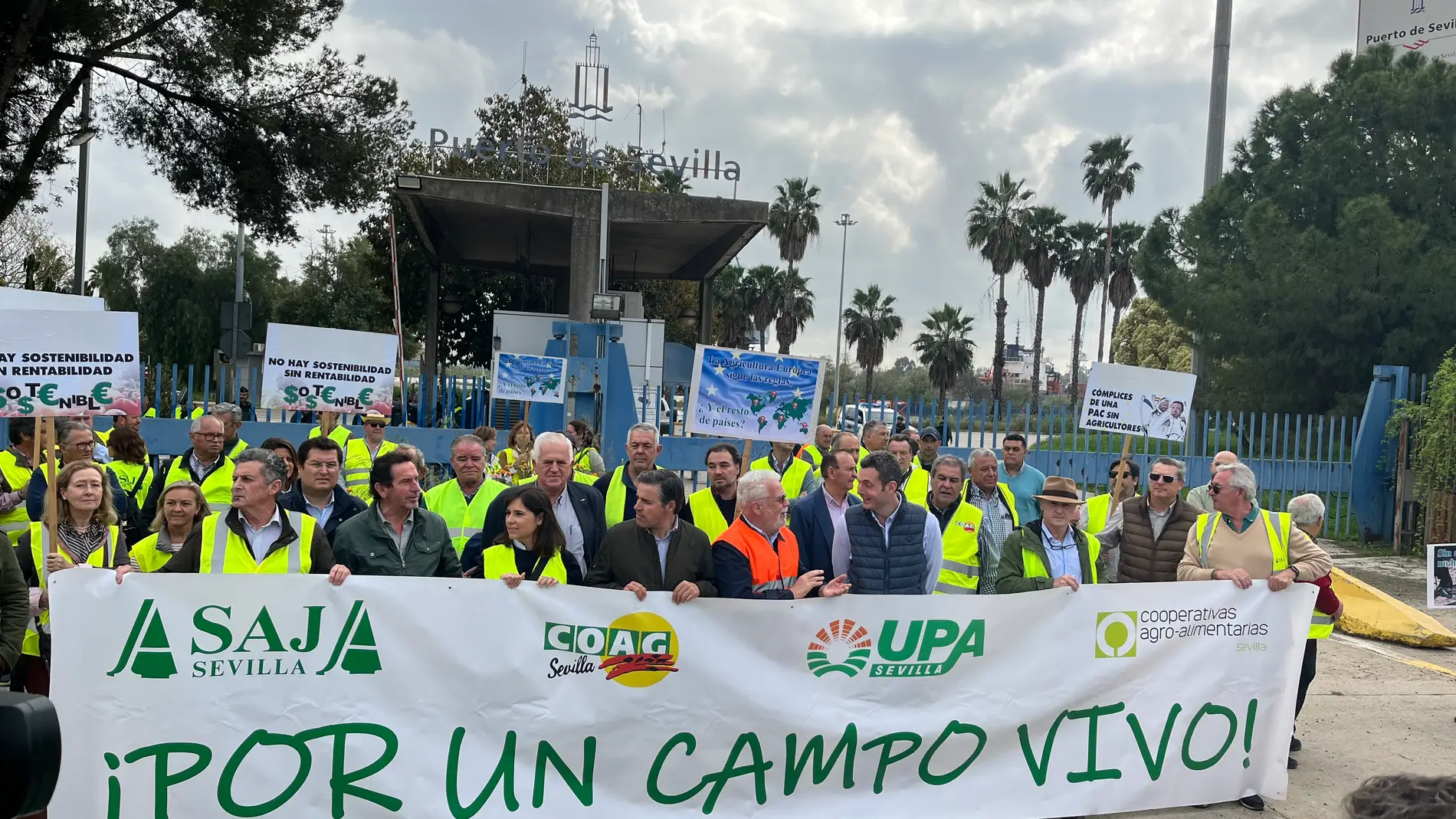 Los representantes de las principales organizaciones agrarias bloquean la entrada al Puerto de Sevilla