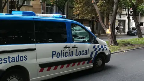 Detenido tras ser agredido por presuntamente cometer un delito de violencia de género .