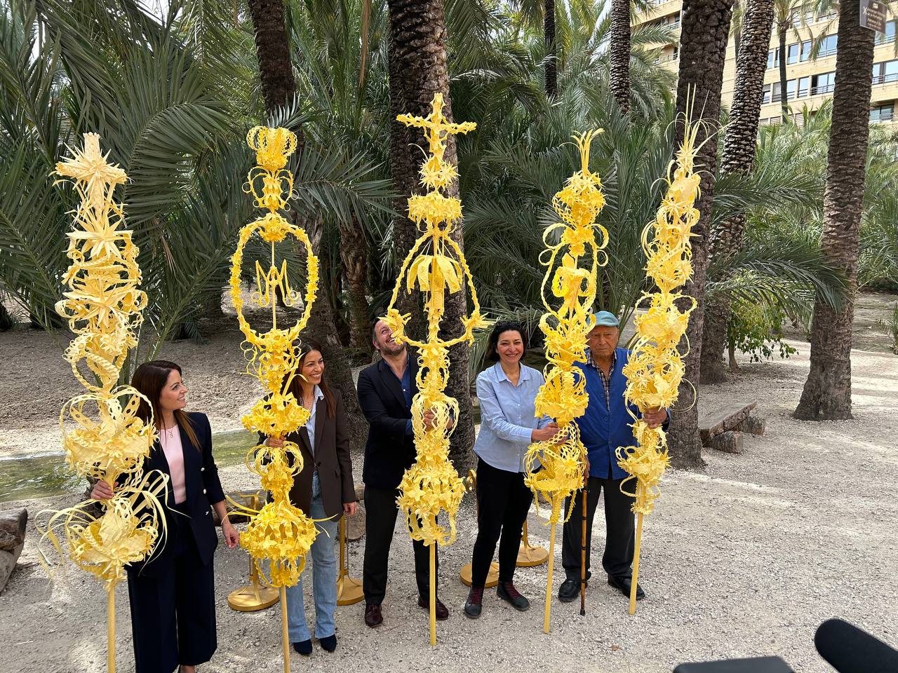 Elche envía sus palmas blancas al Papa, la Reina, el presidente del Gobierno y los obispos de Orihuela-Alicante y Solsona Elche envía sus palmas blancas al Papa, la Reina, el presidente del Gobierno y los obispos de Orihuela-Alicante y Solsona