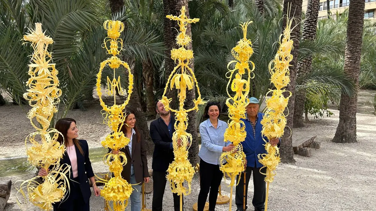 Las cinco palmas blancas trenzadas que el Ayuntamiento de Elche ha regalado a distintas autoridades en 2024.