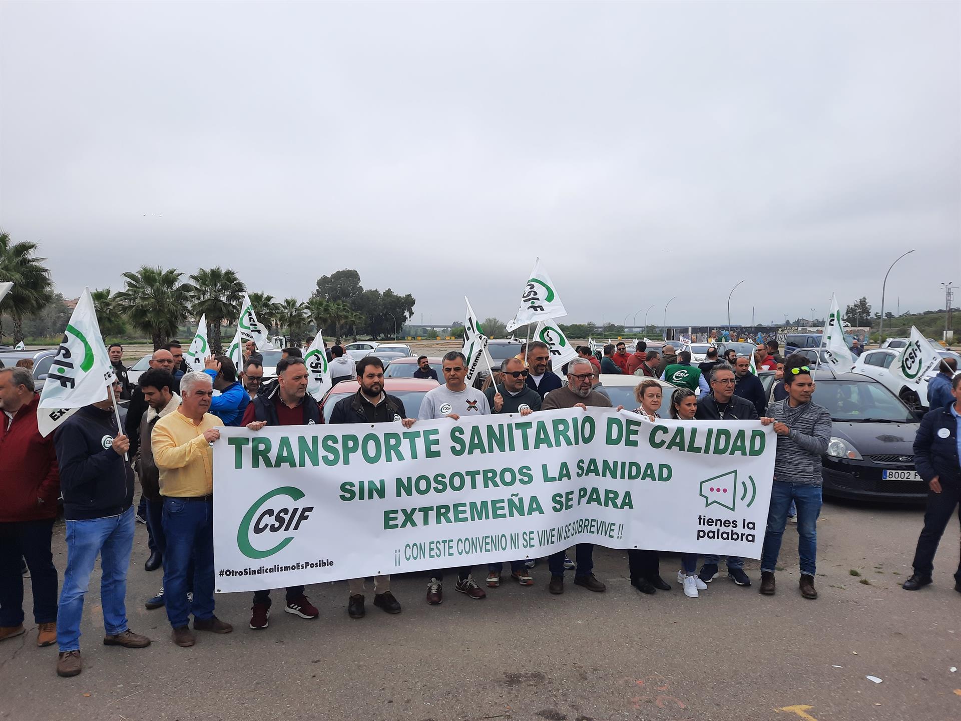 Una marcha en coche de trabajadores de Ambuvital recorre Mérida para pedir un "pacto político" que mejore el sector Una marcha en coche de trabajadores de Ambuvital recorre Mérida para pedir un "pacto político" que mejore el sector
