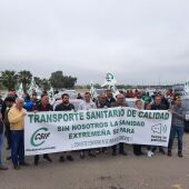 Trabajadores de Ambuvital y representantes de CSIF en el inicio de la caravana de vehículos que recorre Mérida para pedir mejoras en el sector