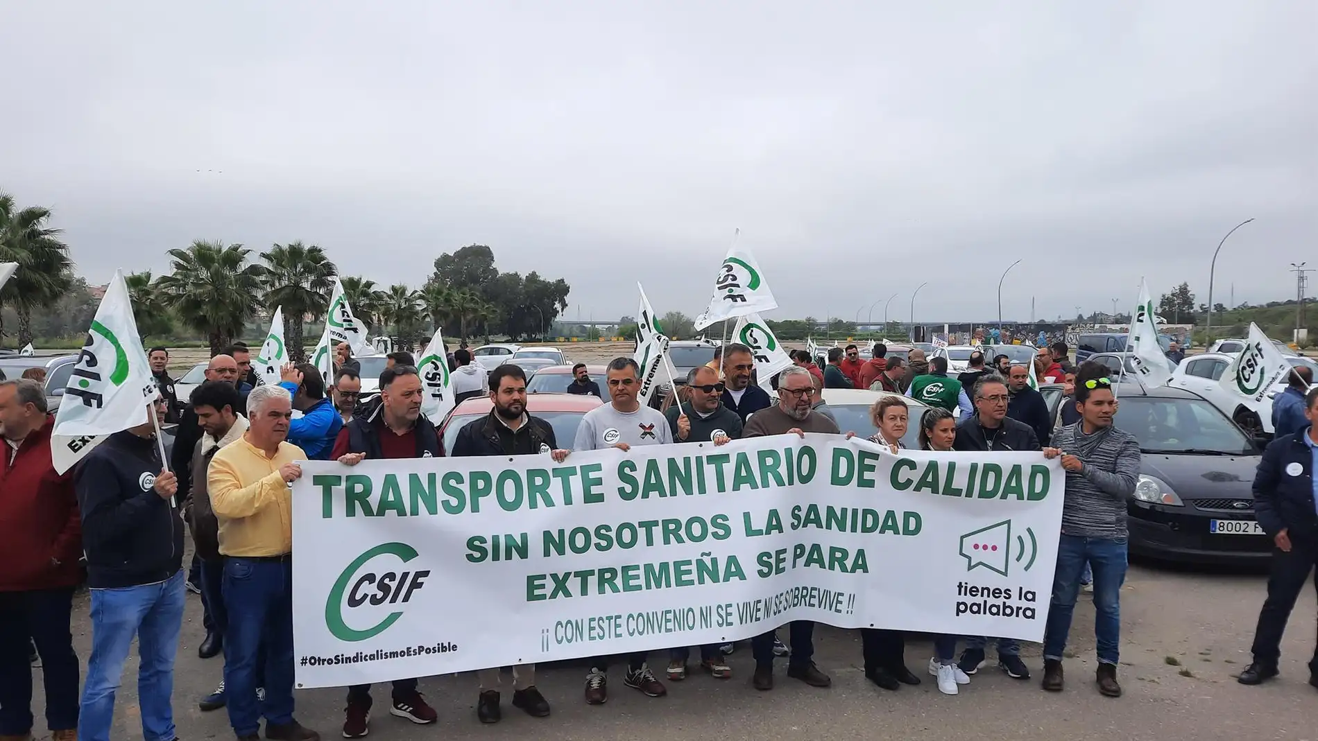 Trabajadores de Ambuvital y representantes de CSIF en el inicio de la caravana de vehículos que recorre Mérida para pedir mejoras en el sector