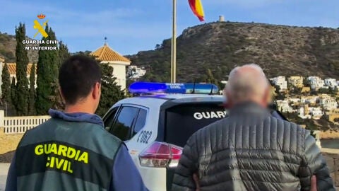 El fugitivo austriaco es escoltado por la Guardia Civil