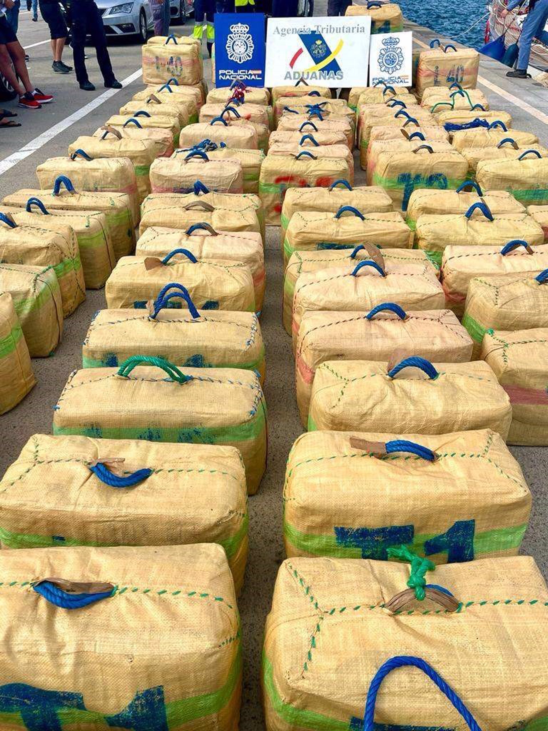 Arrestadas 15 personas por un alijo de 3.388 kilos de hachís y por disparar a la Policía con un AK-47 Arrestadas 15 personas por un alijo de 3.388 kilos de hachís y por disparar a la Policía con un AK-47