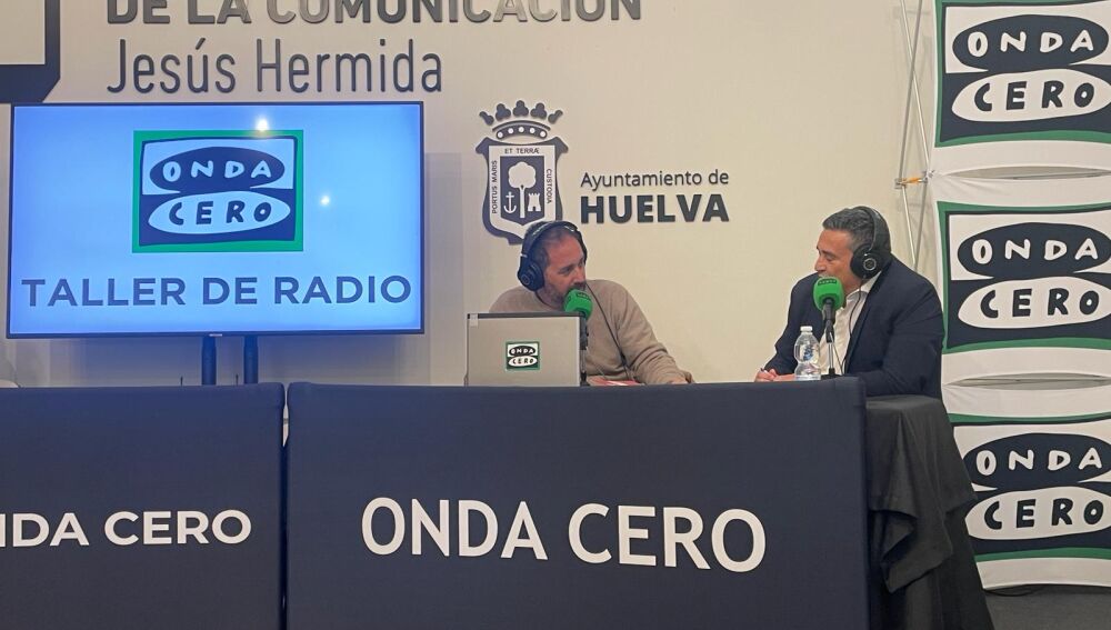 El delegado del Gobierno de la Junta de Andalucía en Huelva, José Manuel Correa, fue entrevistado por los alumnos del Montesori.