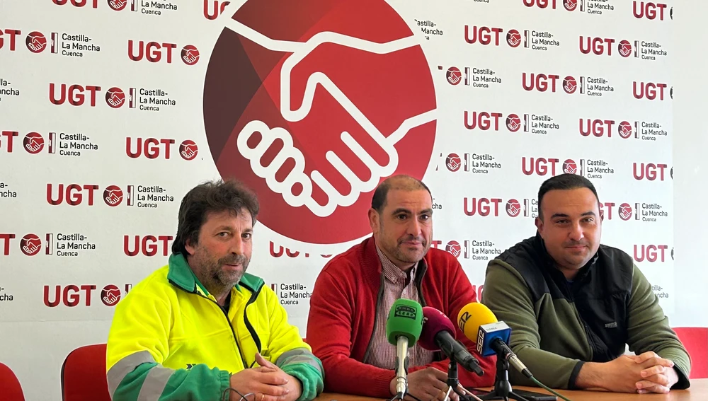 Los trabajadores de FCC, con el líder de UGT Cuenca, Vicente Martínez, en rueda de prensa este miércoles