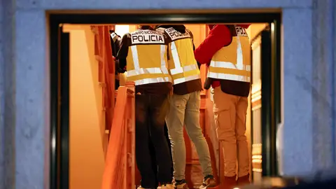 Agentes de la Policía inspeccionan el lugar donde ha sido hallado el cadáver de la mujer asesinada en Ribeira Agentes de la Policía inspeccionan el lugar donde ha sido hallado el cadáver de la mujer asesinada en Ribeira/ EFE/ Lavandeira