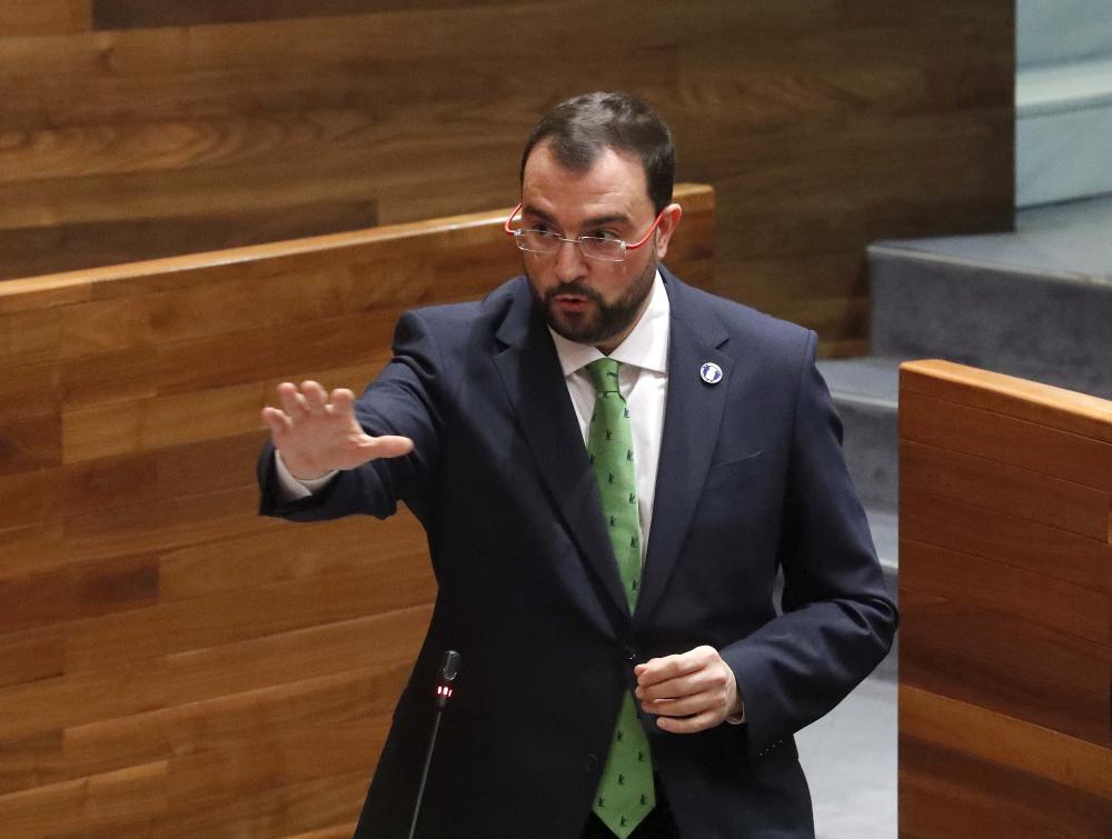 Barbón suspende la jornada lectiva completa que activó el conflicto de los maestros Barbón suspende la jornada lectiva completa que activó el conflicto de los maestros