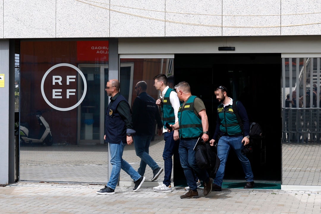 La UCO registra la RFEF y la casa de Luis Rubiales por contratos irregulares en los últimos cinco años La UCO registra la RFEF y la casa de Luis Rubiales por contratos irregulares en los últimos cinco años