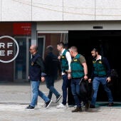 Agentes de la UCO, a la salida este miércoles de la sede de la Federación Española de Fútbol