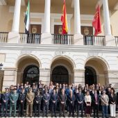 Acto institucional para el izado de la bandera de Badajoz en la fachada del palacio municipal.
