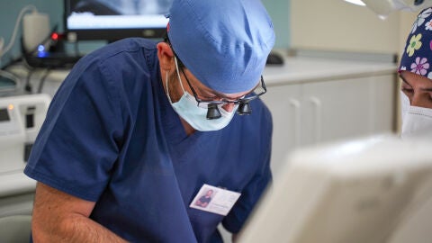 El Doctor Rafael Martínez realizando una intervención a un paciente