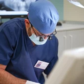 El Doctor Rafael Martínez realizando una intervención a un paciente El Doctor Rafael Martínez realizando una intervención a un paciente