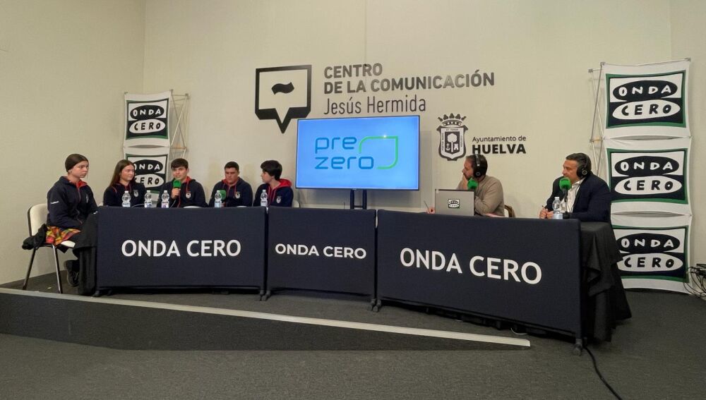 Los alumnos del colegio Montesori durante una de las pruebas de Taller de Radio.