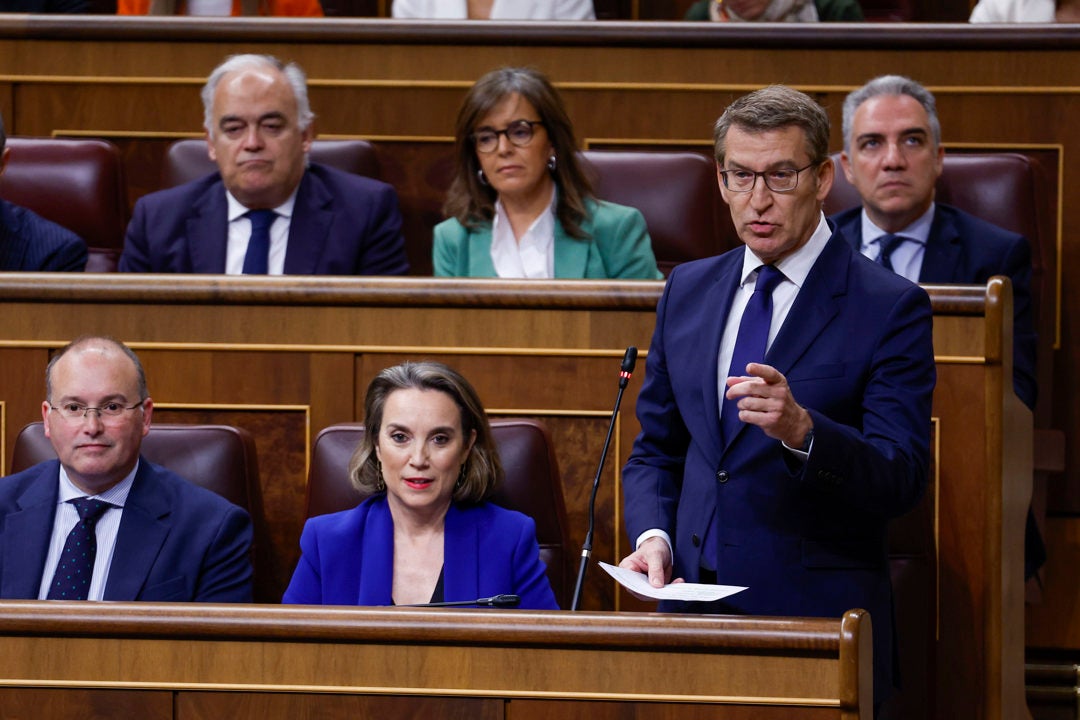 Feijóo advierte a Sánchez de que si no da explicaciones sobre su esposa habrá una investigación "parlamentaria y judicial" Feijóo advierte a Sánchez de que si no da explicaciones sobre su esposa habrá una investigación "parlamentaria y judicial"