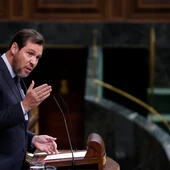El ministro de Transporte y Movilidad Sostenible, Óscar Puente, interviene en el pleno del Congreso/ EFE/ Javier Lizón El ministro de Transporte y Movilidad Sostenible, Óscar Puente, interviene en el pleno del Congreso/ EFE/ Javier Lizón