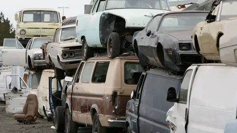 Unos coches apilados en un desguace Unos coches apilados en un desguace