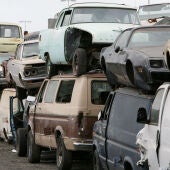 Unos coches apilados en un desguace 