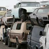 Unos coches apilados en un desguace Unos coches apilados en un desguace