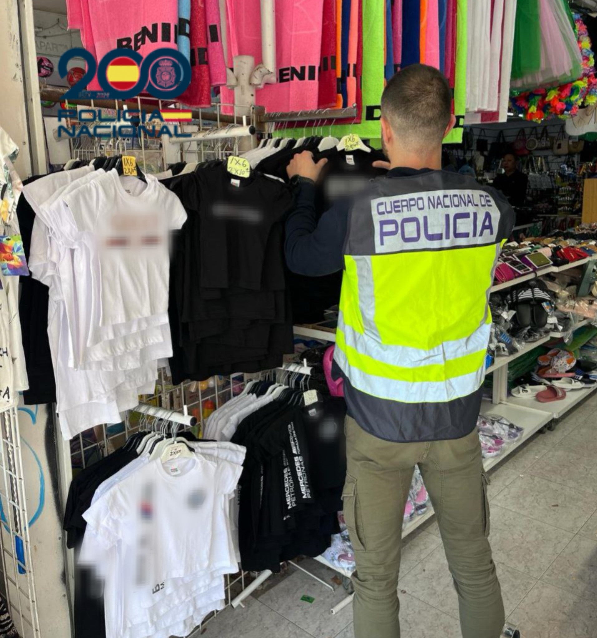 Cinco detenidos en Benidorm por vender productos de marcas falsificadas Cinco detenidos en Benidorm por vender productos de marcas falsificadas