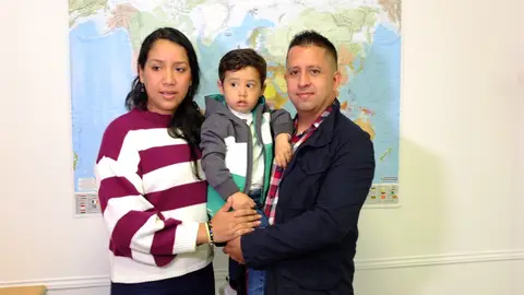 Marianne junto a su marido y su hijo Marianne junto a su marido y su hijo