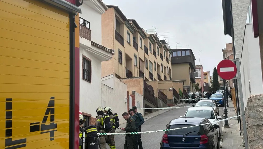 Agentes de la Guardia Civil en la puerta del domicilio del atrincherado en Granada/ Guillermo Figueroa
