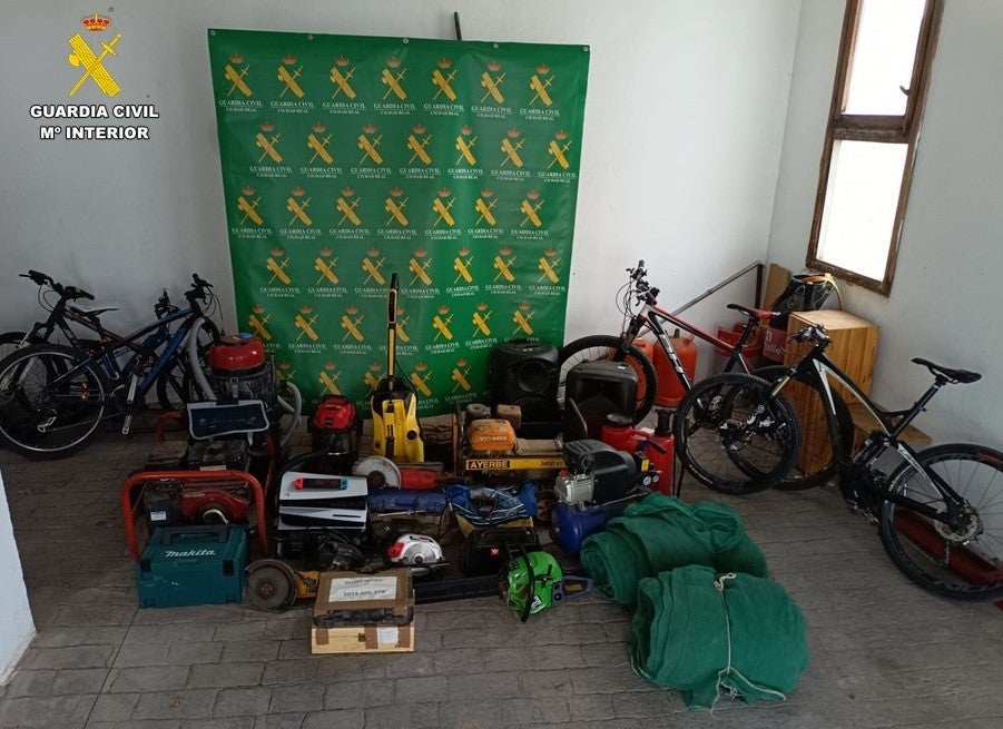 Detienen a 12 personas por tráfico de drogas y desmantelan puntos de venta en cuatro pueblos de Ciudad Real Detienen a 12 personas por tráfico de drogas y desmantelan puntos de venta en cuatro pueblos de Ciudad Real