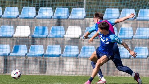 21-3-2024 Seoane y Paulino disputan un bal&oacute;n en El Requex&oacute;n