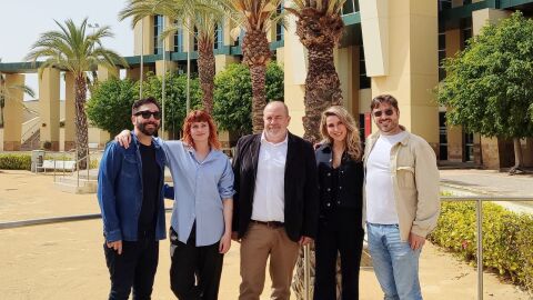 El productor Kiko Martínez, junto a Chloe Wallace, el director general de Ciudad de la Luz, Fermín Crespo, la directora adjunta de Audiovisuales y Cinematografía María Fuster y el productor Juan Mayne