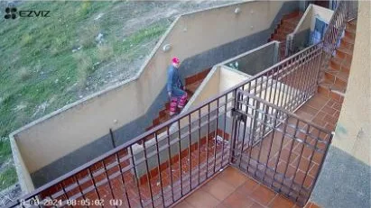 El vecino atrincherado en una imagen de una cámara de seguridad El vecino atrincherado en una imagen de una cámara de seguridad/ ondacero.es
