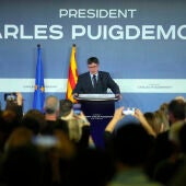  El expresidente de la Generalitat Carles Puigdemont durante la conferencia que está ofreciendo en el al ayuntamiento de Elna (Francia)