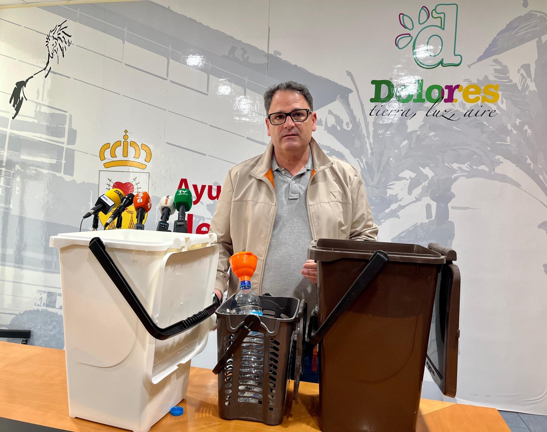 Dolores completa la implantación del Servicio de Recogida de Residuos puerta a puerta con su aplicación en el núcleo urbano del municipio Dolores completa la implantación del Servicio de Recogida de Residuos puerta a puerta con su aplicación en el núcleo urbano del municipio