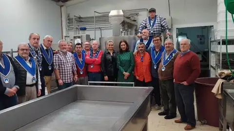 Asistentes al encuentro en la quesería de Vega de Poja Asistentes al encuentro en la quesería de Vega de Poja