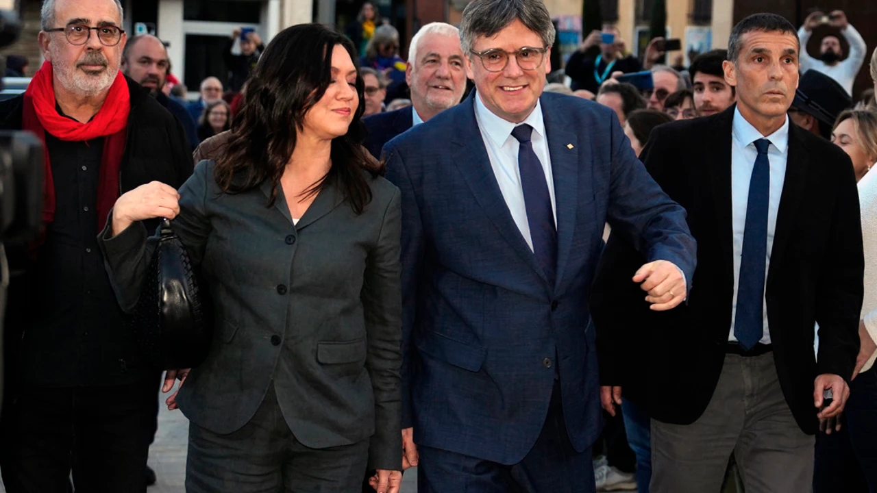 El expresidente de la Generalitat Carles Puigdemont, acompañado de su pareja, Marcela Topor, a su llegada al ayuntamiento de Elna (Francia)