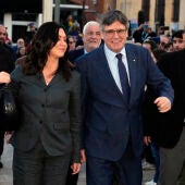  El expresidente de la Generalitat Carles Puigdemont, acompañado de su pareja, Marcela Topor, a su llegada al ayuntamiento de Elna (Francia) 