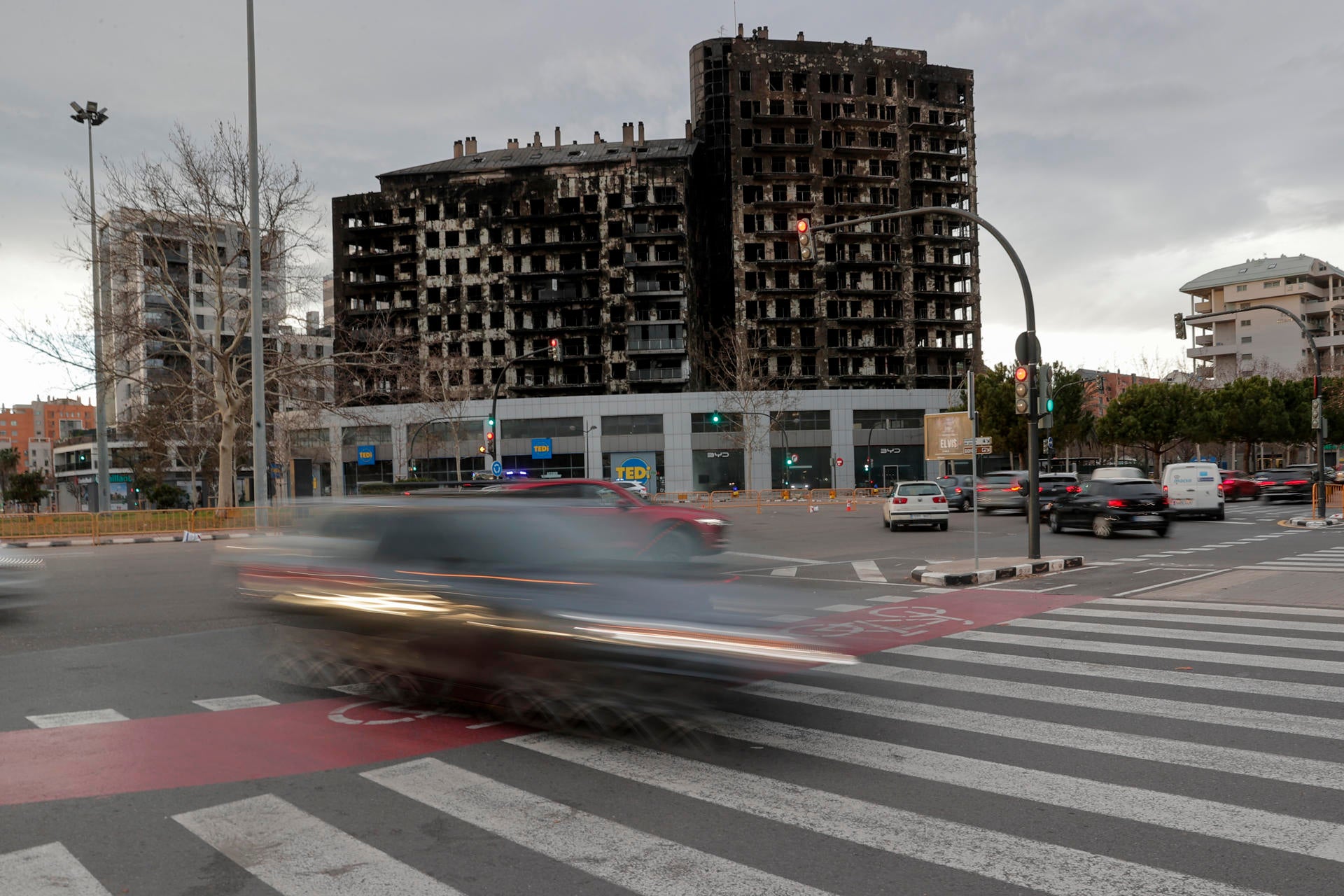 Los peritos de las aseguradoras acceden al edificio incendiado de Campanar Los peritos de las aseguradoras acceden al edificio incendiado de Campanar