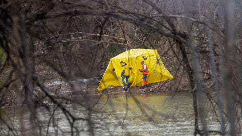 Efectivos de emergencias han rescatado este miércoles un cuerpo sin vida del río Ebro en Logroño 