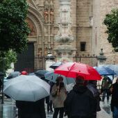 Varias personas con paraguas en Sevilla en una imagen de archivo