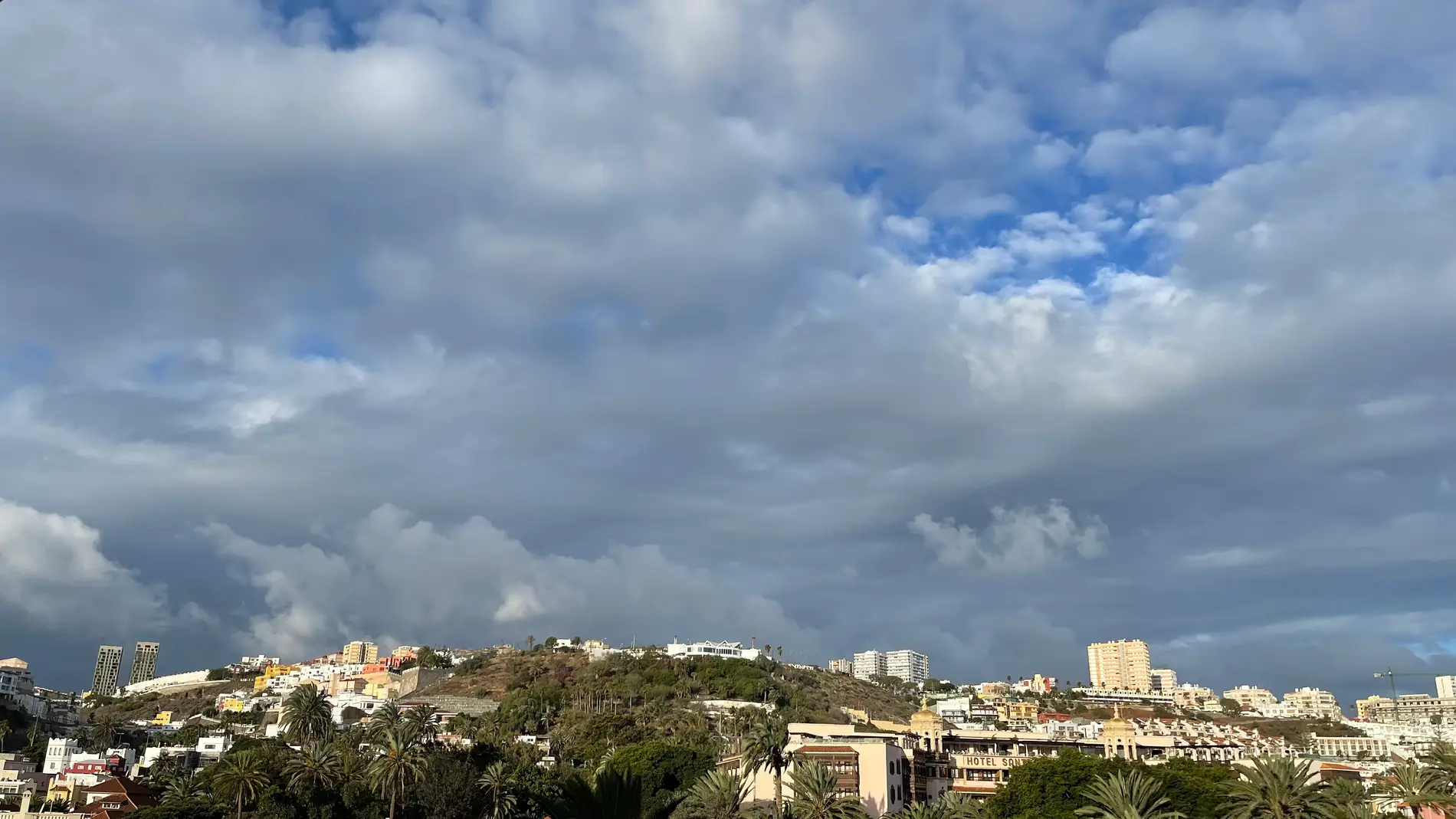 Imagen del cielo de Las Palmas de Gran Canaria amenzando lluvia en el comienzo de la Semana Santa 2024