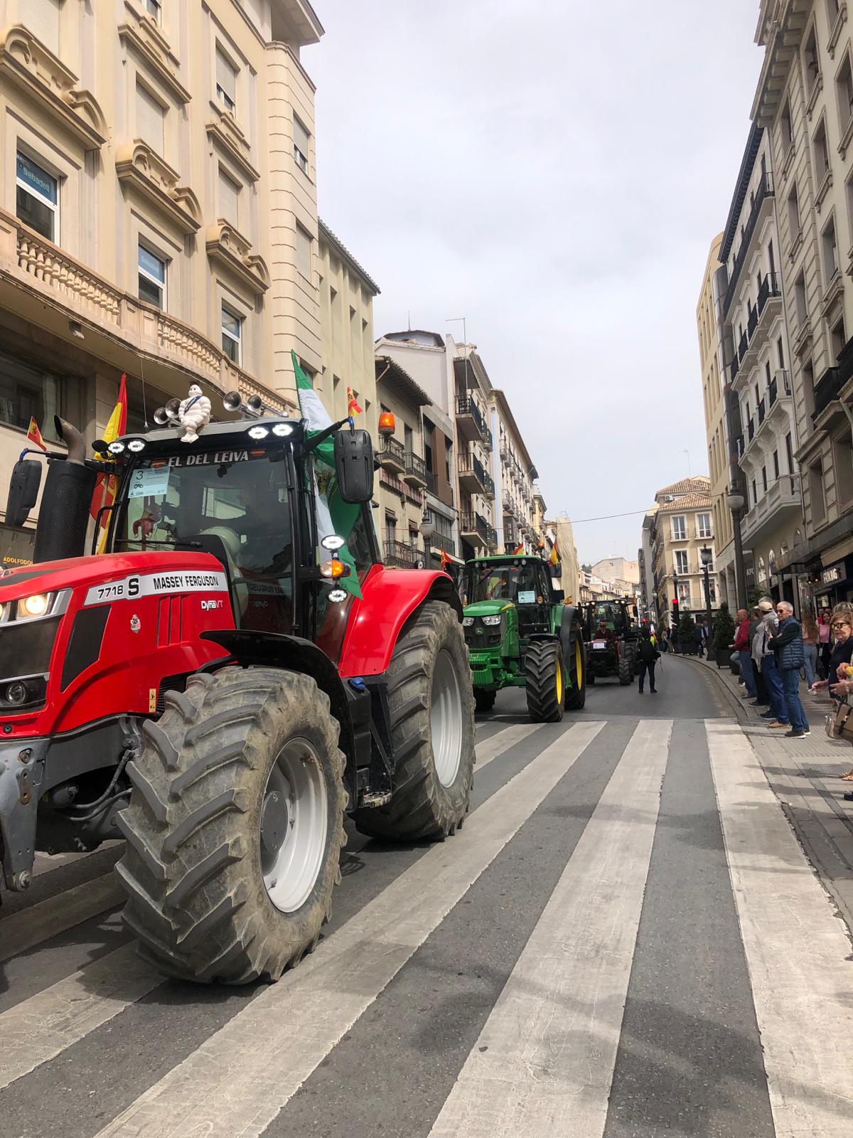 Los agricultores culminan sin incidentes la tractorada repartiendo 5.000 kilos de productos Los agricultores culminan sin incidentes la tractorada repartiendo 5.000 kilos de productos