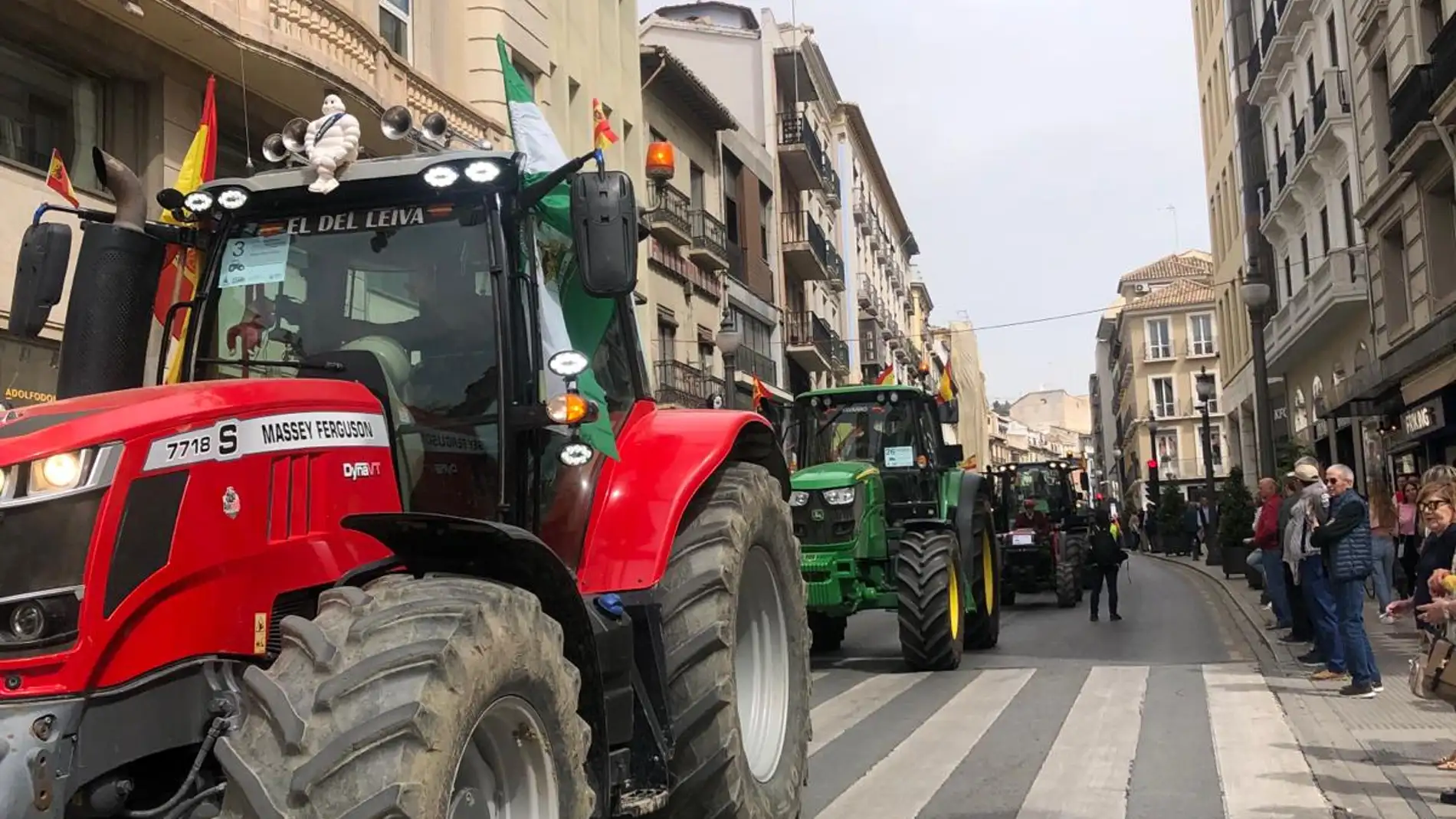 Los agricultores culminan sin incidentes la tractorada repartiendo 5.000 kilos de productos