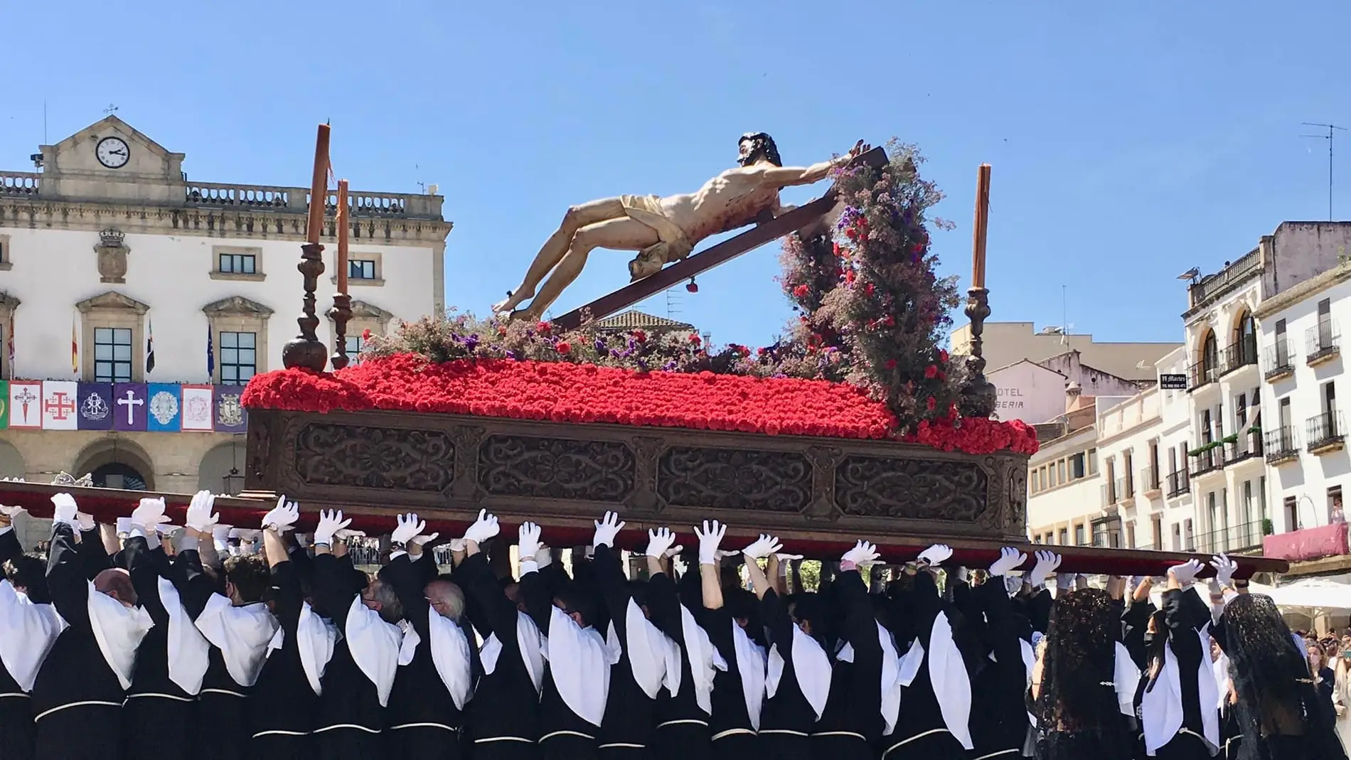 La procesión de la Cofradía de Estudiantes de Cáceres 