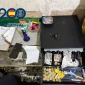 Dinero, objetos y utensilios intervenidos por la Policía Nacional de Elche en los registros de los domicilios de Carrús. 
