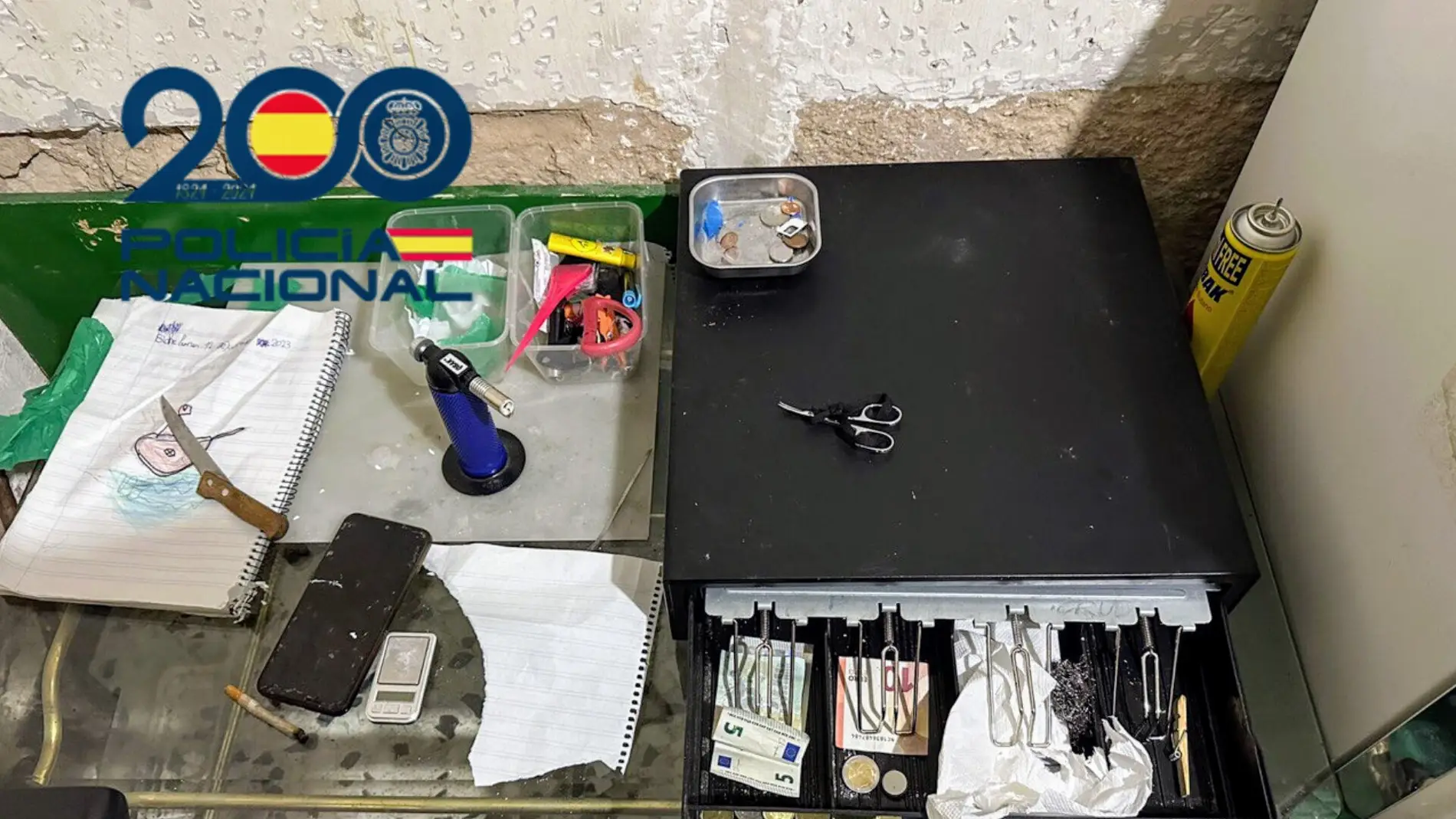 Dinero, objetos y utensilios intervenidos por la Policía Nacional de Elche en los registros de los domicilios de Carrús. 
