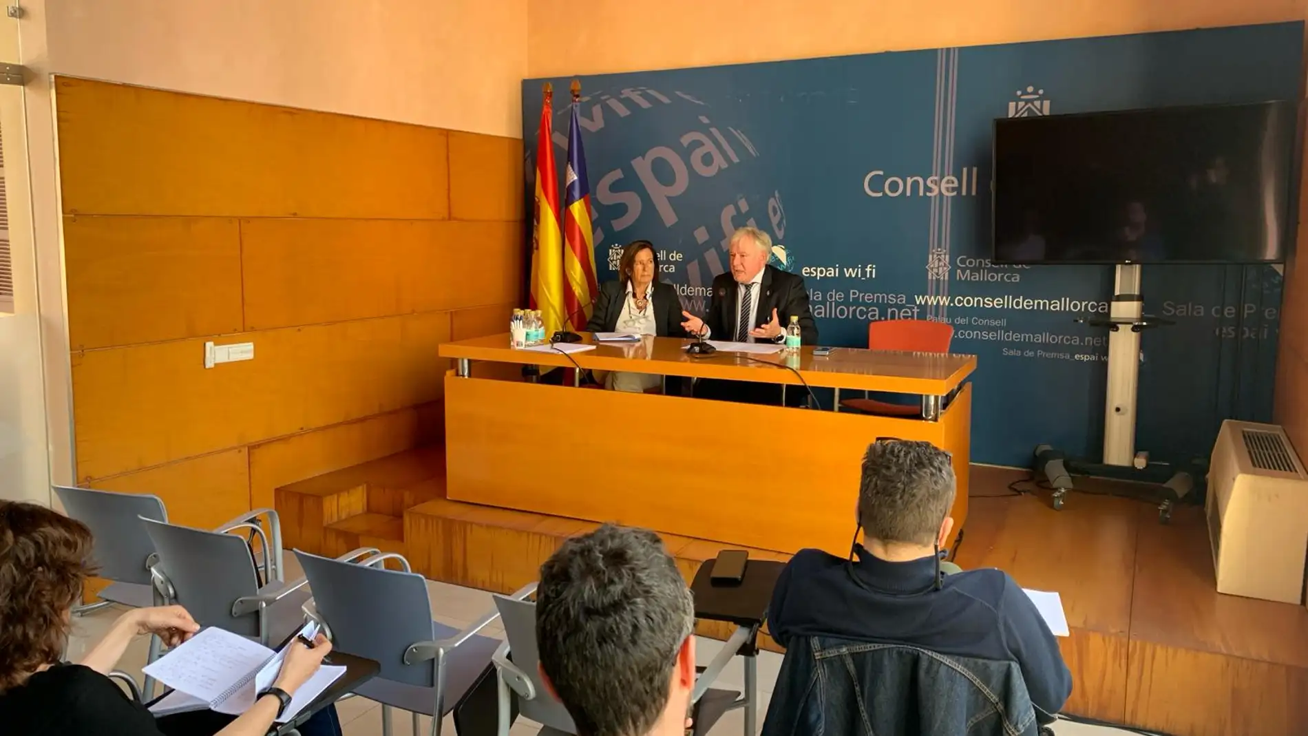 Clara del Moral, directora insular para la Oferta y la Calidad, junto a José Marcial Rodríguez, conseller insular de Turismo del Consell de Mallorca
