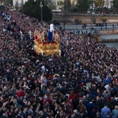 Hermandad de la Estrella pasando por el Puente de Triana Hermandad de la Estrella pasando por el Puente de Triana