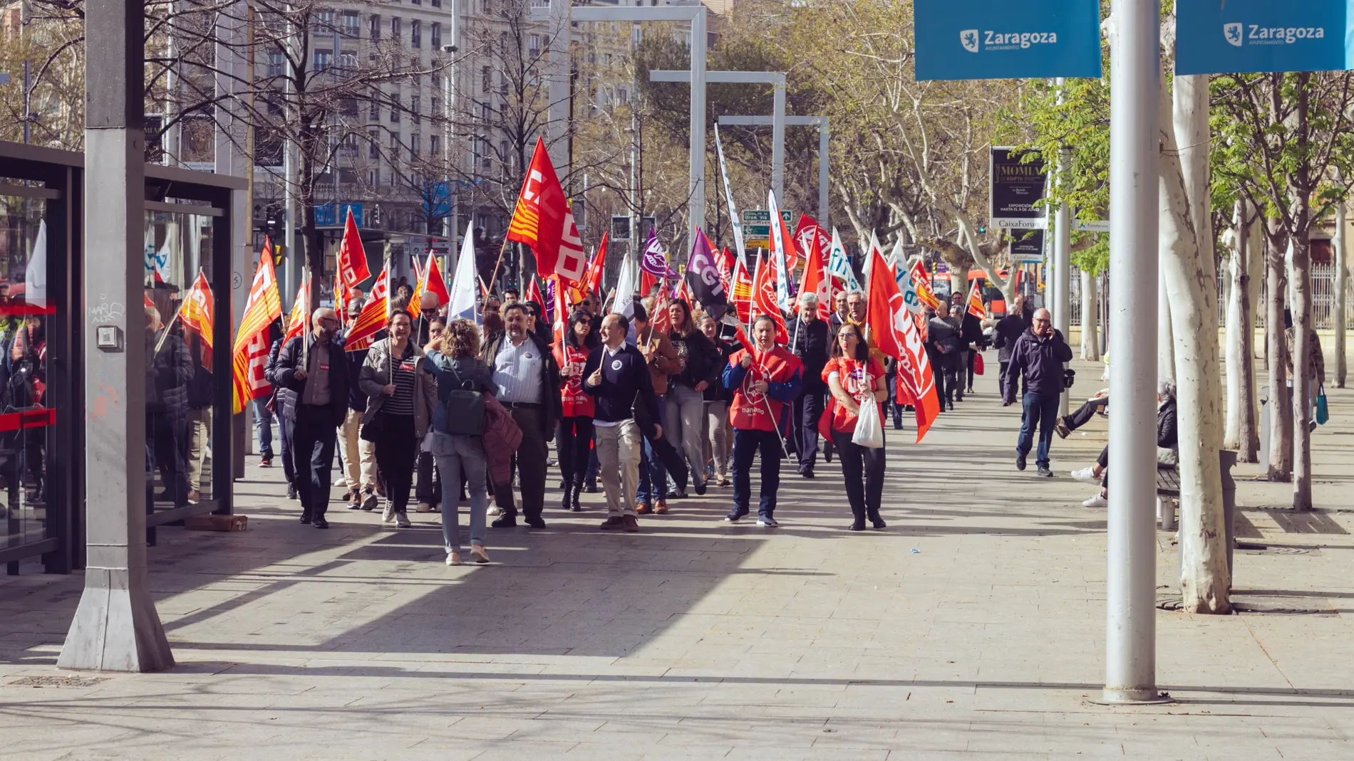 Trabajadores de la banca durante la protesta en Zaragoza