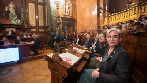 La l&iacute;der de Barcelona en Com&uacute;, Ada Colau, durante el inicio del pleno del Ayuntamiento de Barcelona 